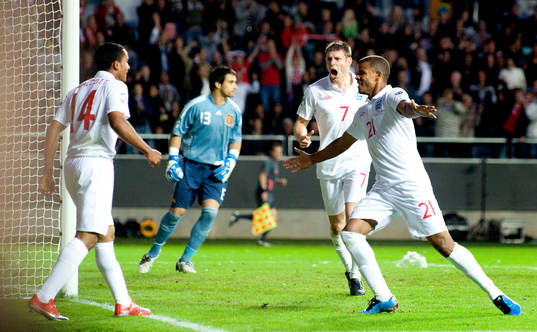 Theo Walcott, James Milner, Fraizer Campbell, England jubel