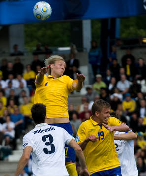 Ola Toivonen, högst upp i luften och Pontus Wernbloom
