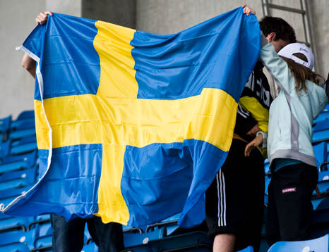 Svensk flagga kontrolleras och förberedes för matchen