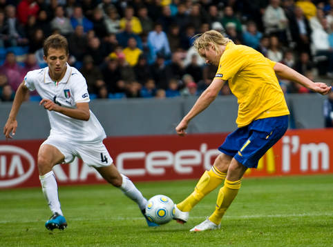 Ola Toivonen, Sverige, skjuter in 2-1 målet