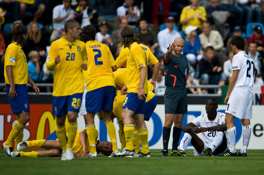 Mario Balotelli, Italien omringad av svenska spelare,