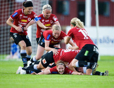 1-0 Mia Carlsson, som grattas. Jubel, glädje