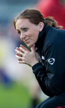 Elisabet Gunnarsdottir, tränare, knäppte händerna och
