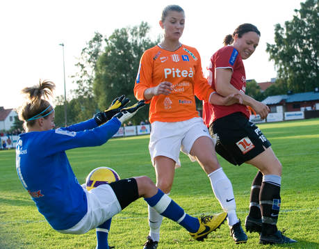Stephanie Labbé, målvakt, fångar bollen framför Frida