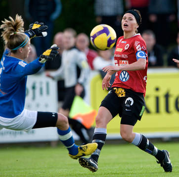 Piteås målvakt Stephanie Labbé nära att överlistas av