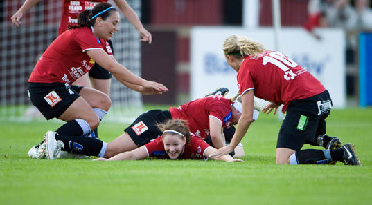 1-0 Mia Carlsson, som grattas, jubel, glädje