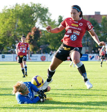 Stephanie Labbé, målvakt, tar bollen framför Holmfridur