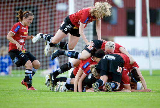 1-0 Mia Carlsson, som grattas i en "TV-puckhög" och det