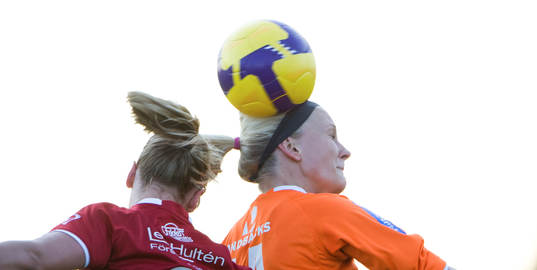 Kaylun Kyle och Therese Persson nickduellerar