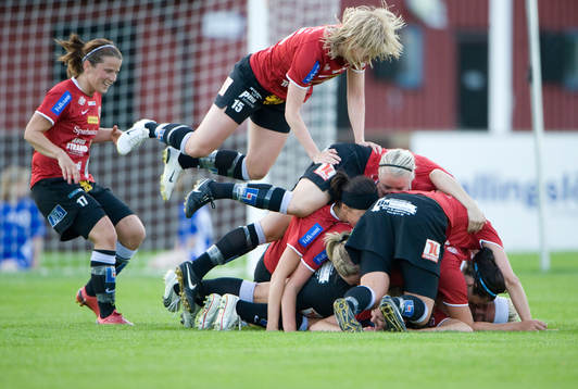 1-0 Mia Carlsson, som grattas i en "TV-puckhög" och det