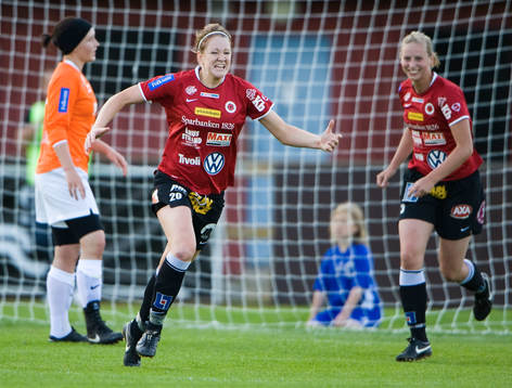 1-0 Mia Carlsson, som grattas