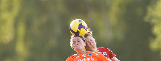 Kaylyn Kyle och Therese Persson nickduellerar