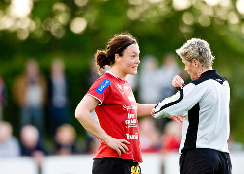 Frida Sjöfors i diskussion med domare