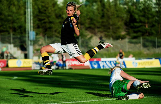 Louise Fors, AIK, hoppar över en spelare