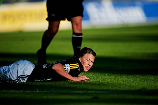 Kimberly Gustavsson, AIK, ligger kvar i gräset