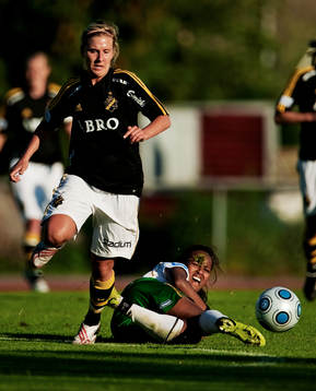 Hodan Siid Ahmed, Hammarby, försöker att tackla Louise