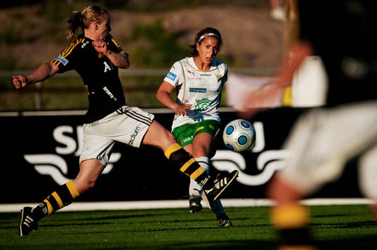 Daniella Chamoun, Hammarby, slår ett inlägg