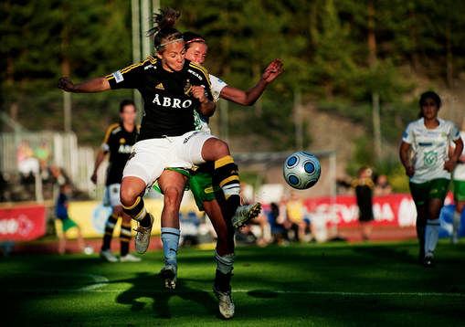Linda Sembrant, AIK, vinner en luftduell