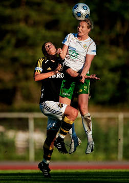 Kimberly Gustavsson, AIK, förlorar en nickduell mot Annica