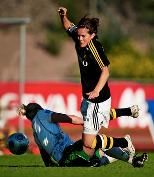Hanna Folkesson, AIK, blir tacklad