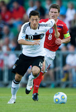Mesut Özil steget före Craig Gardner