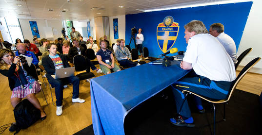 Förbundskapten  Jörgen Lennartsson tar emot pressen