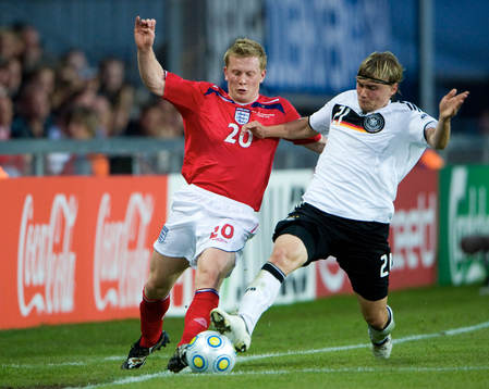 Marcel Schmelzer får en fot på bollen före Andrew Driver