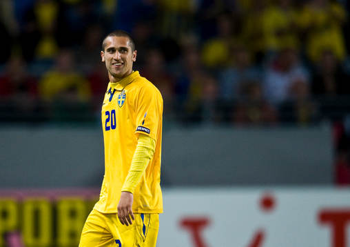 Emir Bajrami, glädje, tittar mot serbiska åskådare och
