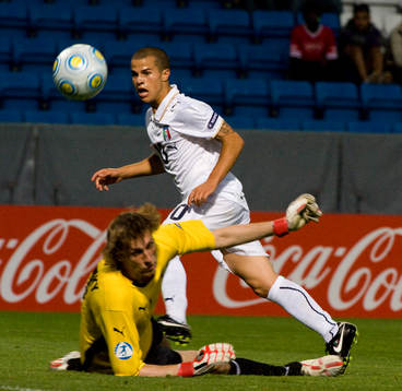 Sebastian Giovinco, Italien och Pavel Chesnovski, målvakt,