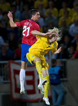 Ola Toivonen och Milan Vilotic, luftduell