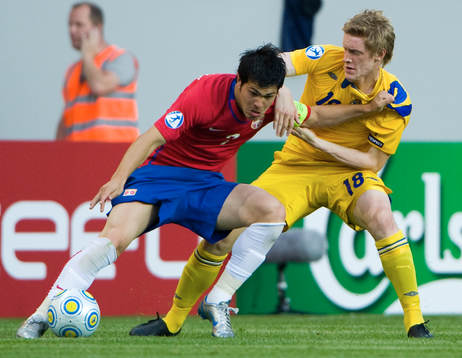 Rasmus Elm brottas med Milan Smiljanic