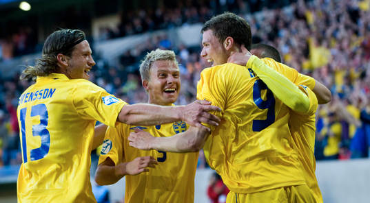 1-0 Marcus Berg, som grattas av Gustav Svensson och Emil