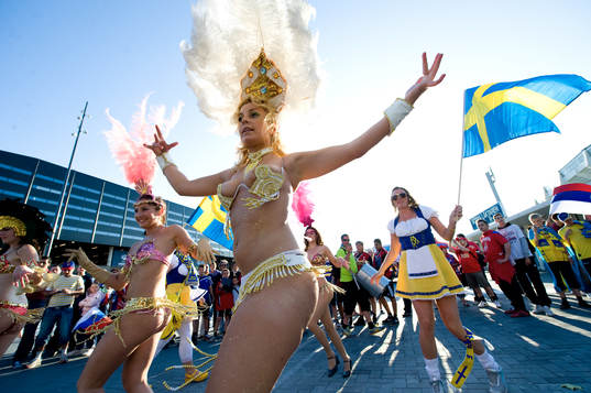 Fest utanför arenan, folkdansare och samba-dansare
