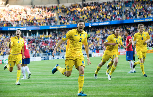 1-0 Marcus Berg och halva "gula faran" kommer stormande och