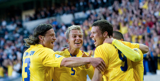 1-0 Marcus Berg, som grattas av Gustav Svensson och Emil