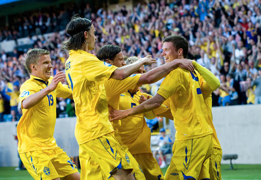 1-0 Marcus Berg, som grattas av Pontus Wernbloom, Mikael