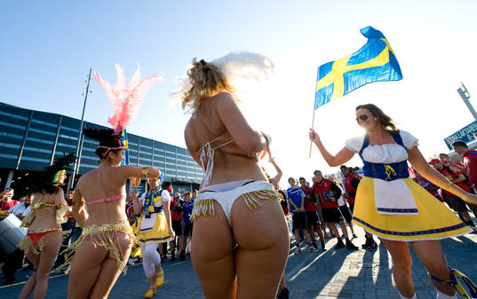 Fest utanför arenan, folkdansare och samba-dansare