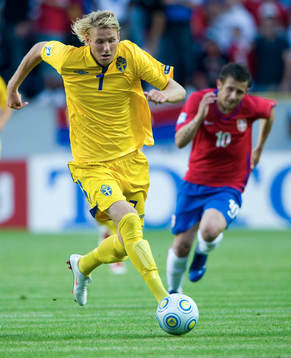 Ola Toivonen stormar fram