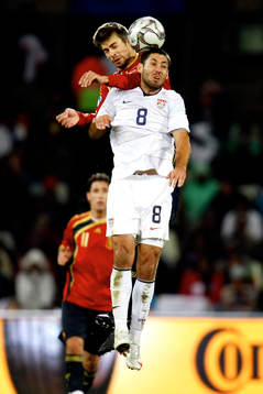 Clint Dempsey, USA och Gerard Pique, Spanien, nickduell
