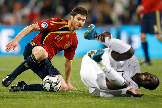 Xabi Alonso, Spanien fick Jozy Altidore, USA, på fall