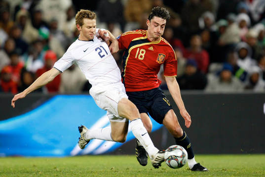 Jonathan Spector, USA och Albert Riera, Spanien, närkamp