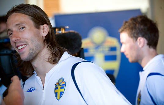 Mattias Bjärsmyr framför Marcus Berg