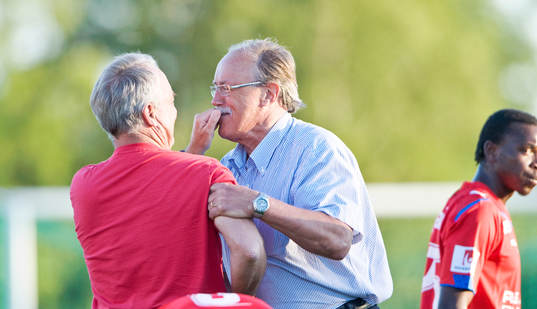 Sten-Inge Fredin, ordförande får mustaschen tuktad av Bo