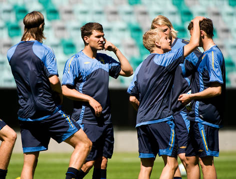 Labonot Harbuzi och Emil Johansson spanar in Marcus Berg