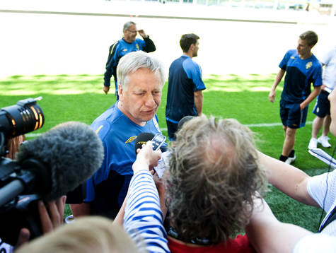 Tommy Söderberg, förbundskapten, pratar med media
