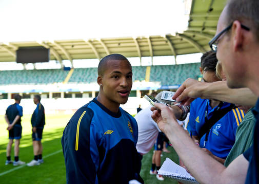 Martin Olsson pratar med media