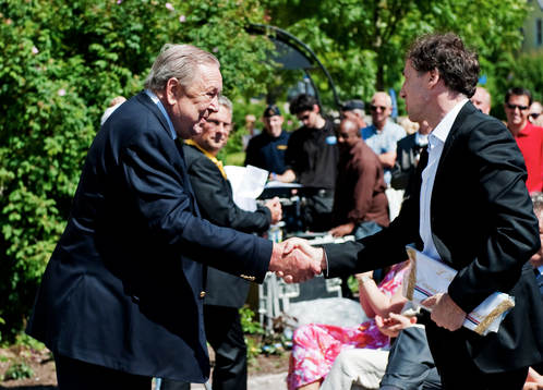 Lennart Johansson hälsar på Franco Baresi