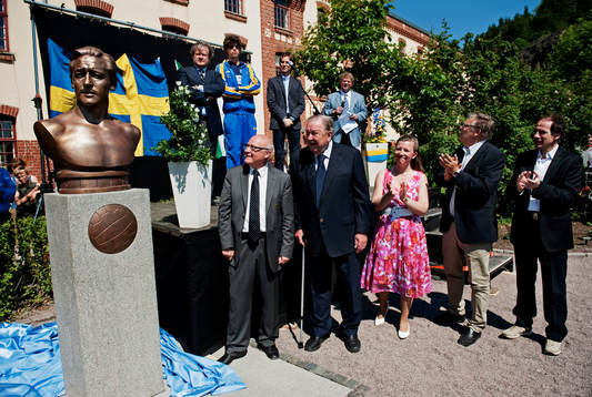 Carlo Liedholm drar av skynket på statyetten