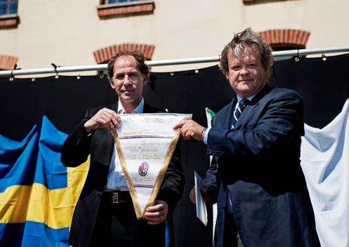 Franco Baresi och Carlo Liedholm håller upp en vimpel
