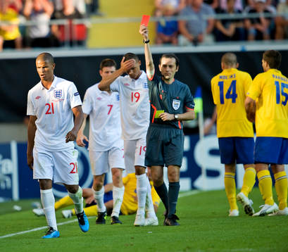 Fraizer Campbell, England, får rött kort. Domare,
